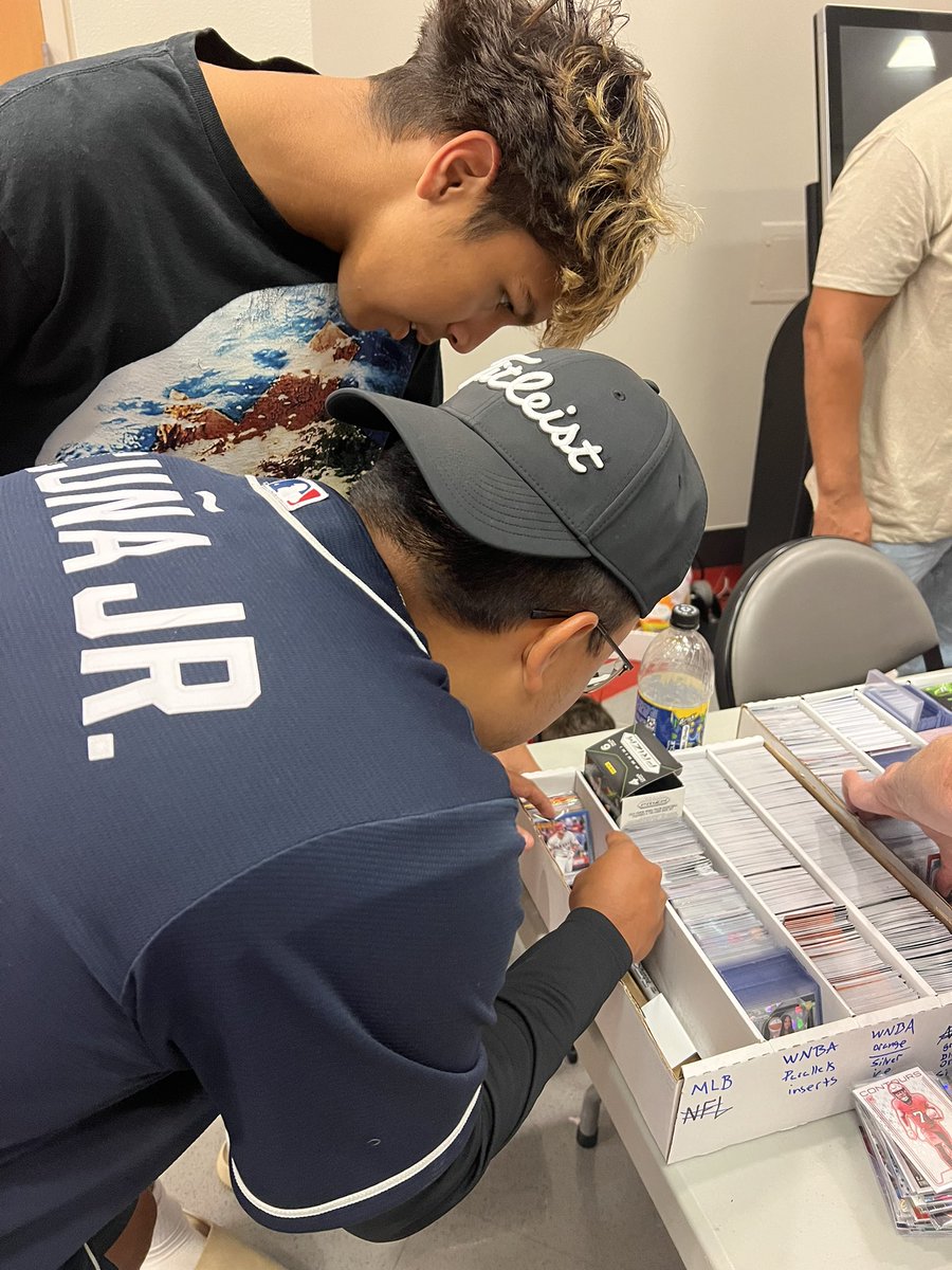 956 Sports Card Show at Bert Ogden Arena 🔥 

Been wanting to bring my sons to a card show for a very long time…