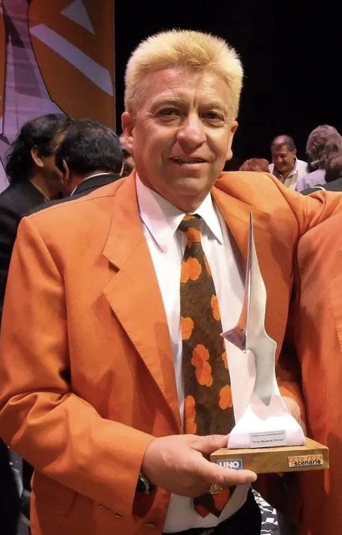 Hoy la comunidad artística de Maipú ha perdido a un gran referente. Juanchi Cabrera fue mucho más que un artista: símbolo de entrega, pasión y cultura popular.
Acompañamos con respeto a sus seres queridos en este doloroso momento.
Su legado vivirá en la memoria de nuestro pueblo.