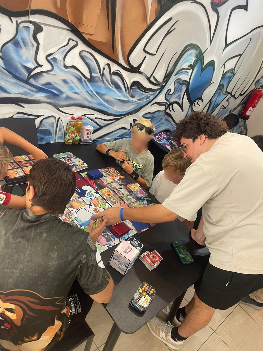 🎉 ¡Hoy nuestros chicos se desplazaron al sur de Tenerife para compartir su pasión por el Pokémon TCG!
🧒🃏 Estuvimos en la tienda de nuestro sponsor <a href="/RedCardCompany/">Red</a> enseñando a los más peques a jugar y disfrutar del juego. ¡Gracias por la acogida! 💛🔥 #PokemonTCG