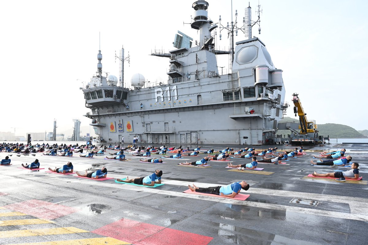 IN_R11Vikrant's tweet image. Embracing unity and wellness at sea! On this International Yoga Day 25, INS Vikrant’s crew and families came together on deck for a serene sunrise yoga session, celebrating wellness,unity and strength  #InternationalYogaDay25  #INSVikrant #IndianNavy

@IN_HQWNC
@IN_WesternFleet