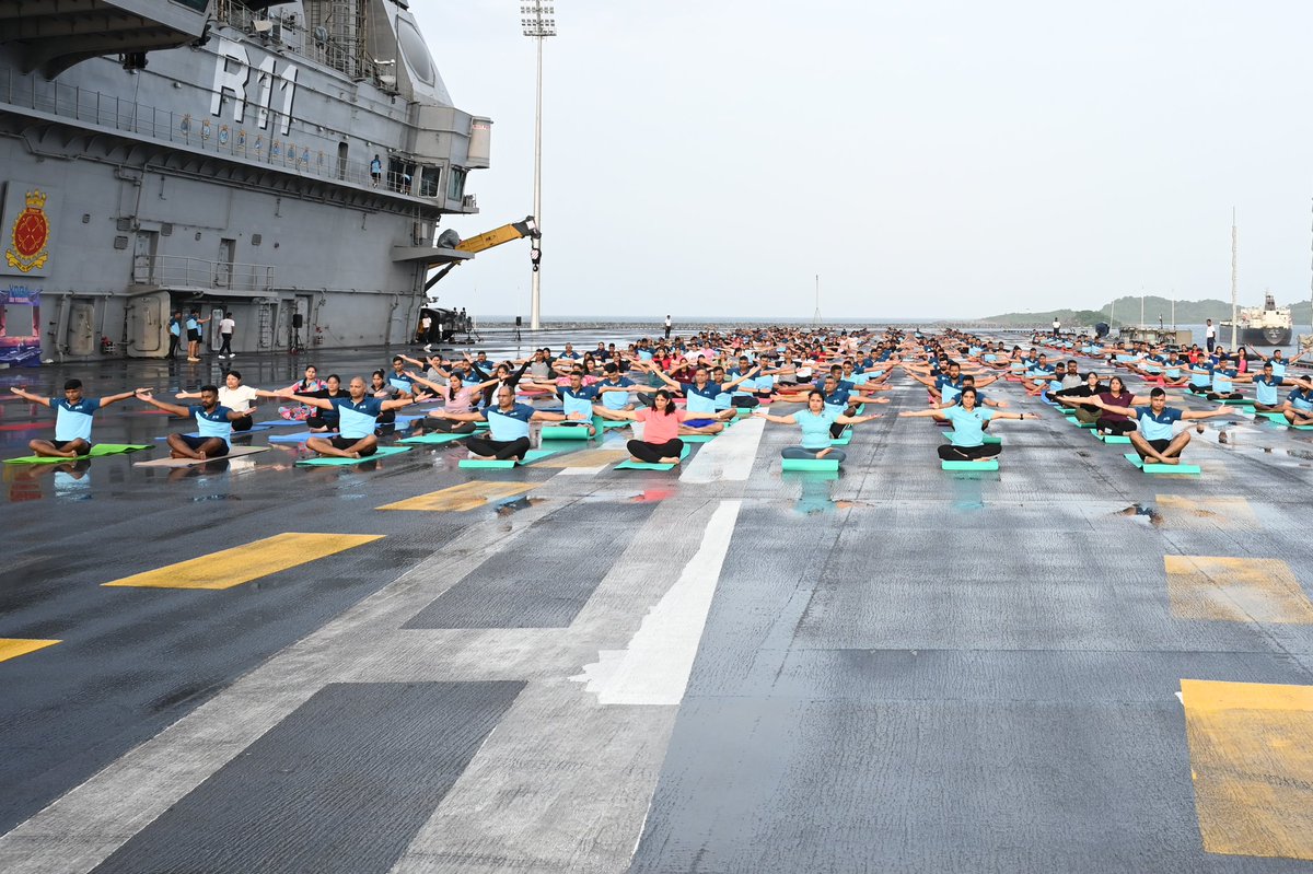 IN_R11Vikrant's tweet image. Embracing unity and wellness at sea! On this International Yoga Day 25, INS Vikrant’s crew and families came together on deck for a serene sunrise yoga session, celebrating wellness,unity and strength  #InternationalYogaDay25  #INSVikrant #IndianNavy

@IN_HQWNC
@IN_WesternFleet