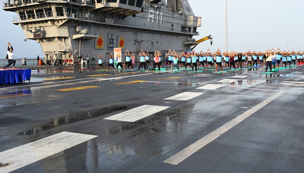IN_R11Vikrant's tweet image. Embracing unity and wellness at sea! On this International Yoga Day 25, INS Vikrant’s crew and families came together on deck for a serene sunrise yoga session, celebrating wellness,unity and strength  #InternationalYogaDay25  #INSVikrant #IndianNavy

@IN_HQWNC
@IN_WesternFleet