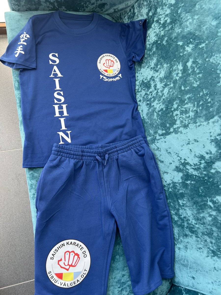 Azi, in dragul nostru atelier, am zis sa ii facem mandrutei noastre propriul echipament de karate, personalizat bonus cu numele ei si insemnele clubului din care face parte.

The kid was happy! Victory claimed :))