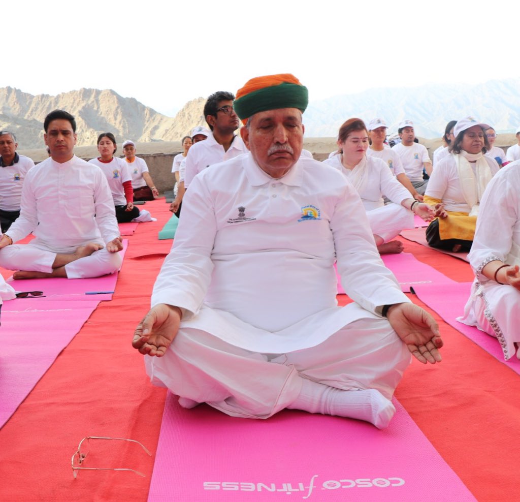 आइए, हम सब मिलकर योग को एक जन आंदोलन बनाएं।

एक ऐसा आंदोलन, जो विश्व को शांति, स्वास्थ्य और समरसता की ओर ले जाए।

जहां हर व्यक्ति दिन की शुरुआत योग से करे और जीवन में संतुलन पाए।

जहां हर समाज योग से जुड़े और तनाव से मुक्त हो।

जहां योग मानवता को एक सूत्र में पिरोने का माध्यम