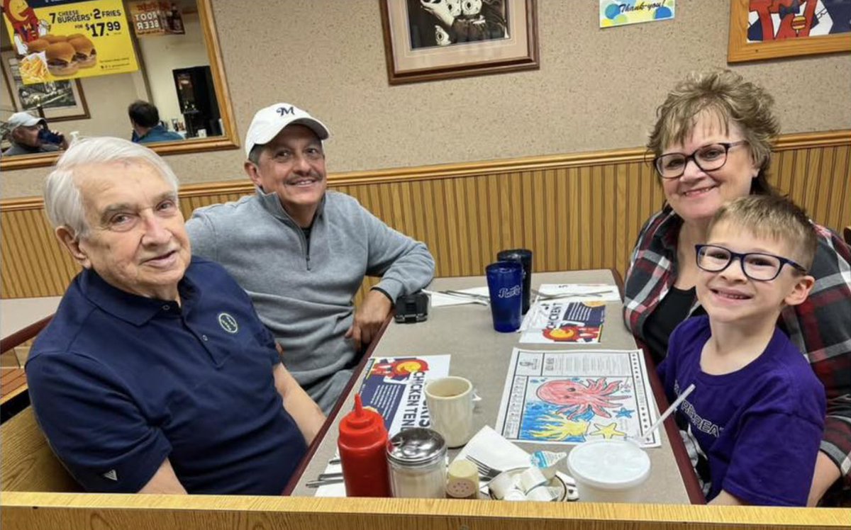 George_Webb's tweet image. It's National Selfie Day! It always warms our hearts to see great people like you enjoying a meal with us. Comment with your favorite GW photo!
Thanks to Joe B. for the photo!