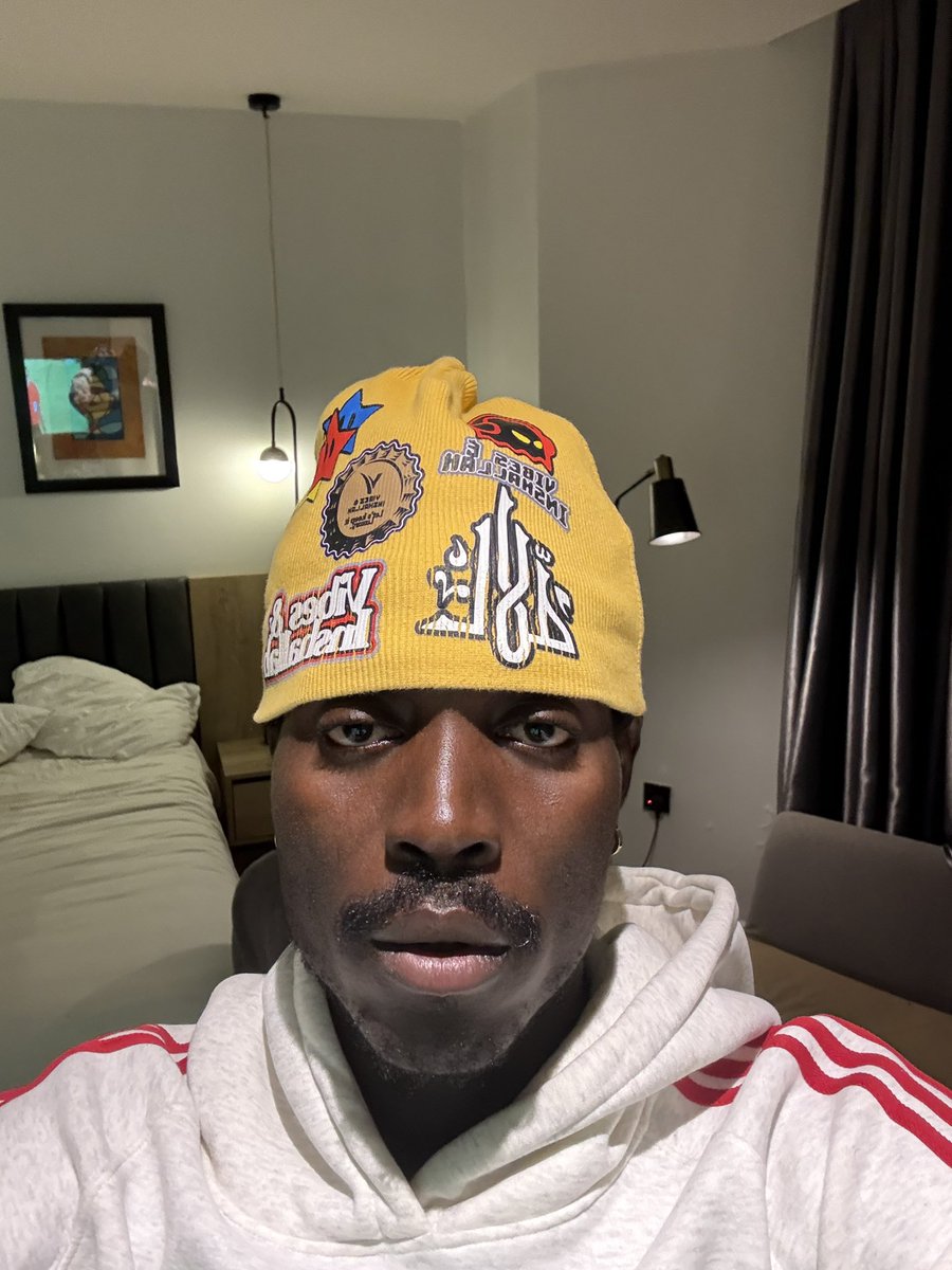 Cleverlydey4u's tweet image. To see boy like me wey no dey smoke or womanize na connection 😂