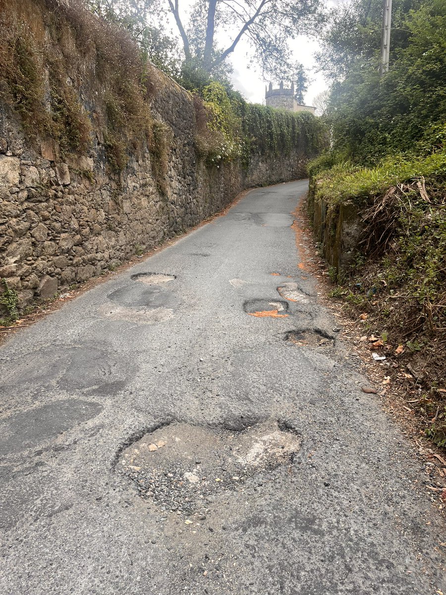 Albatr11's tweet photo. @ConcCulleredo carretera de subida al pazo de Vilaboa….hasta cuando? https://t.co/IkthweiRQr