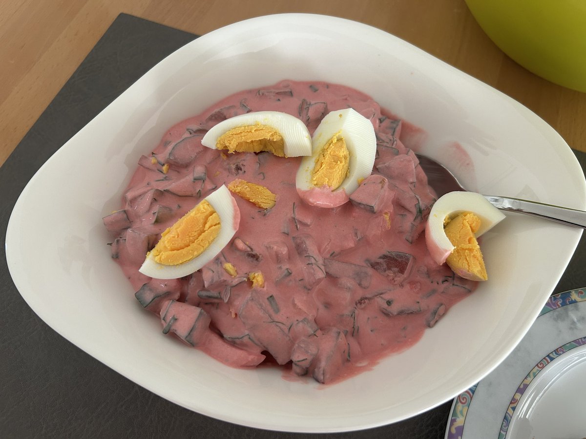 Sooo lecker. 😋 Kalte Rote Beete-Suppe mit Gurken, Ei und Dill. Genau das richtige bei dem warmen Wetter.