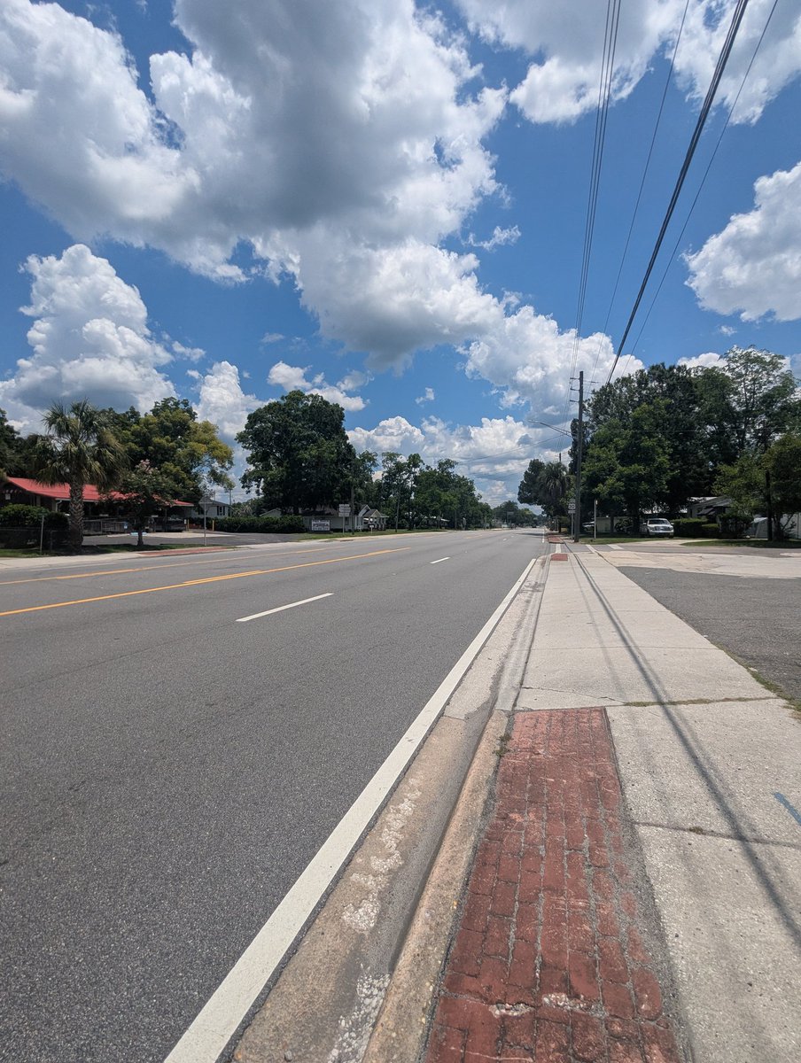 I want to live here ...
This is the Main road through town on a Saturday afternoon