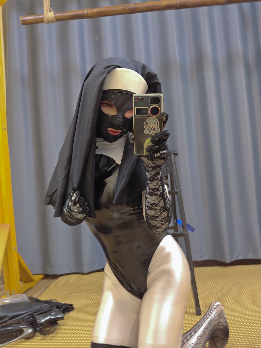 618买的最满意的一个头套，顺便在我新完工的绳房拍拍照，又忘了擦镜子了呜呜呜下次一定记得！