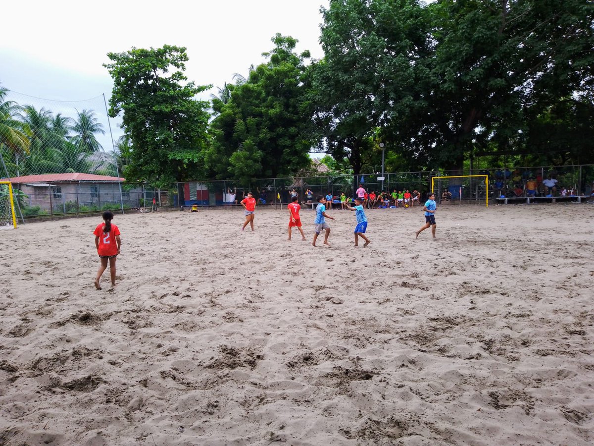 Bitcoinpirraya's tweet image. En Isla la pirraya!
#BitcoinBeach àlogrado llevar acabo una estrategia para que los niños y jóvenes de la isla comprendan la importancia de conocer y usar Bitcoin. El fútbol una sana recreación, las clases de Bitcoin un buen aprendizaje y el lado espiritual🙏lo más importante.