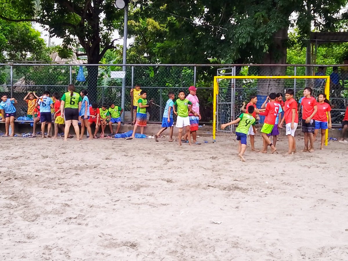 Bitcoinpirraya's tweet image. En Isla la pirraya!
#BitcoinBeach àlogrado llevar acabo una estrategia para que los niños y jóvenes de la isla comprendan la importancia de conocer y usar Bitcoin. El fútbol una sana recreación, las clases de Bitcoin un buen aprendizaje y el lado espiritual🙏lo más importante.