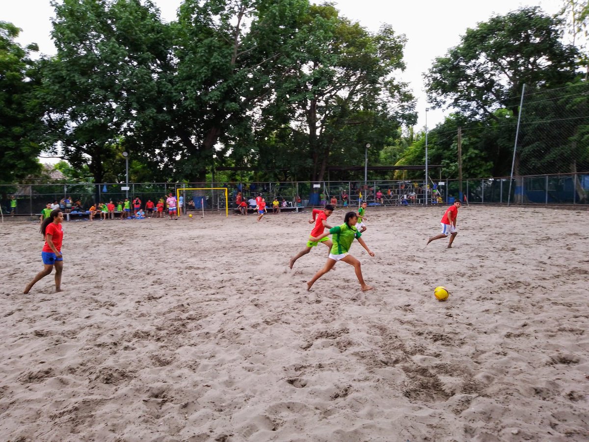 Bitcoinpirraya's tweet image. En Isla la pirraya!
#BitcoinBeach àlogrado llevar acabo una estrategia para que los niños y jóvenes de la isla comprendan la importancia de conocer y usar Bitcoin. El fútbol una sana recreación, las clases de Bitcoin un buen aprendizaje y el lado espiritual🙏lo más importante.