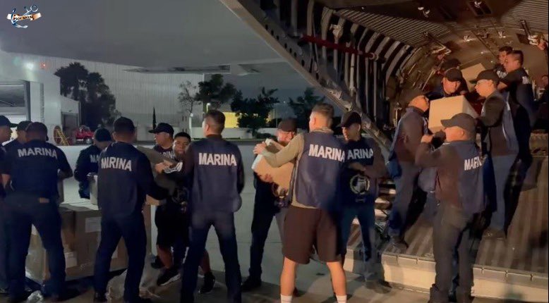 SEMAR_mx's tweet image. Nuestro #PlanMarina continúa en acción, #PersonalNaval permanece desplegado en las zonas afectadas por el paso del #HuracánErick, brindando apoyo a las localidades afectadas, llevando a cabo diversas tareas, entre las que destacan:

⚓Limpieza de calles y vialidades.
⚓Remoción…