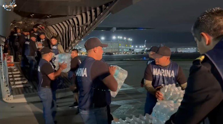 SEMAR_mx's tweet image. Nuestro #PlanMarina continúa en acción, #PersonalNaval permanece desplegado en las zonas afectadas por el paso del #HuracánErick, brindando apoyo a las localidades afectadas, llevando a cabo diversas tareas, entre las que destacan:

⚓Limpieza de calles y vialidades.
⚓Remoción…
