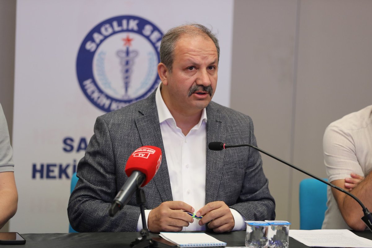 sagliksen's tweet photo. Sağlık-Sen Hekim Komisyonu "Toplu Sözleşme Taleplerini" Belirledi

Sağlık-Sen Hekim Komisyonu, birçok ilden farklı branştan hekimlerin katılımıyla Toplu Sözleşme Toplantısı gerçekleştirdi.

Toplantıda konuşan Genel Başkan Mahmut Faruk Doğan, "Kamuda sağlıkta 850 binden fazla çalışan var. Hekim var, hemşire var, ebe var, paramedik var, sağlık memuru var. O masaya kapsayıcı taleplerle gideceğiz ve mücadele edeceğiz. Toplu Sözleşme masasında muhakkak bir hekim arkadaşımız olacak ve hekimler adına konuşacak" dedi.

⤵️
https://t.co/j3qRMjJiJQ
