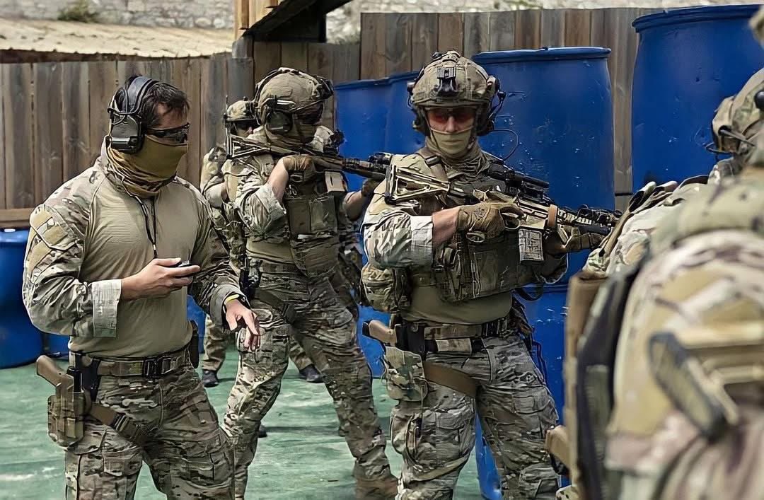 ForceSpecialeFr's tweet image. Équipier SAS du #1erRPIMA à l’entraînement au tir au fusil d’assaut dans les douves de la citadelle de Bayonne 🇫🇷

#ForcesSpécialesFrançaises
#FrenchSAS