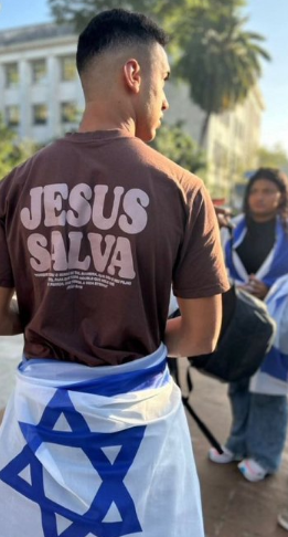 Bom, o Messias esperado pelos Judeus não é Jesus, ponto. Talves seja até o Netanyahu. Sim, judeus esperam por um Messia e n reconhecem o JC. Tal qual, bolsonaristas n reconhecem a Lei da Republica em que vivem.