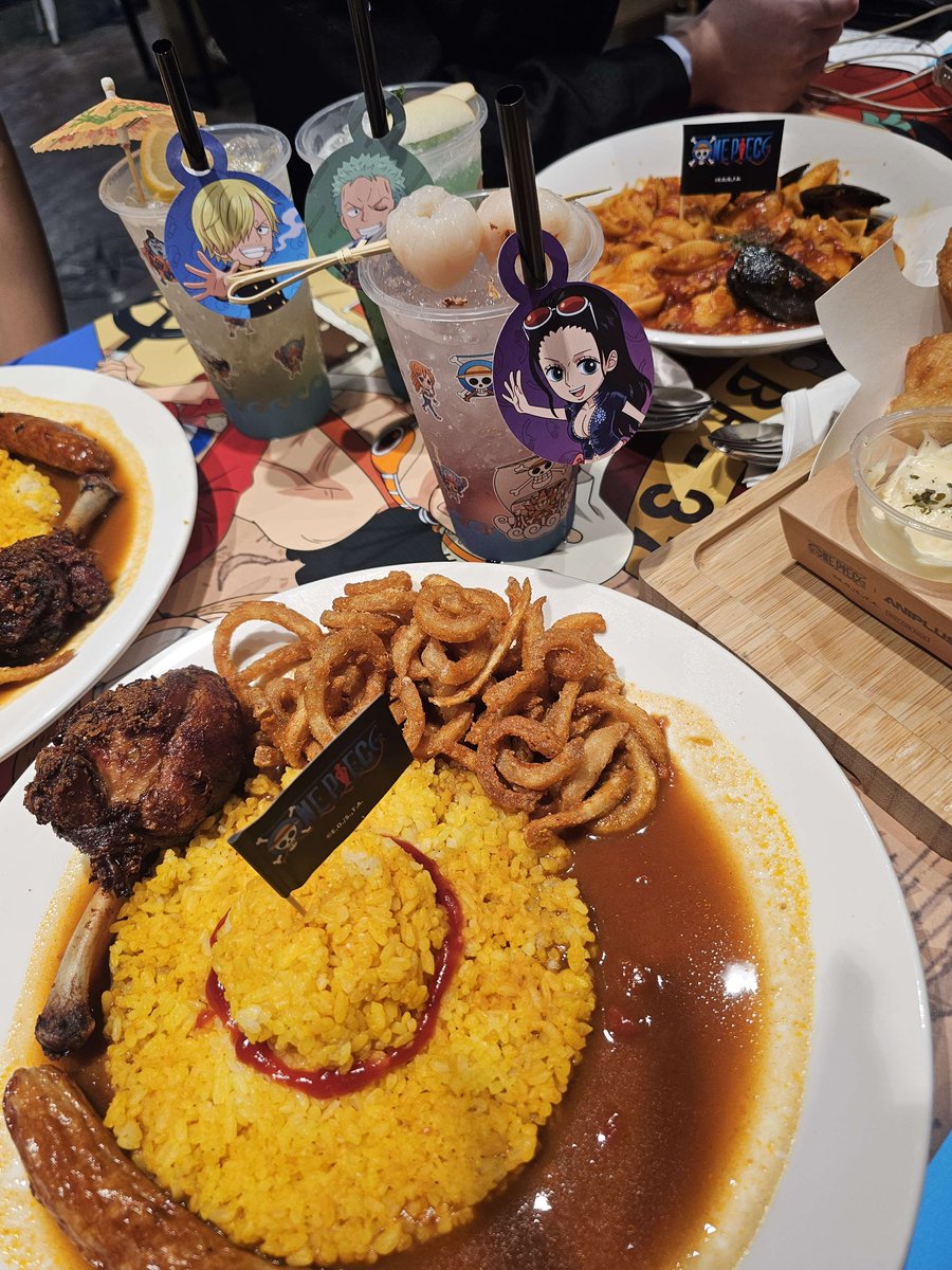 bleh_ee's tweet image. Went to the One Piece Café with my friends!! I had a lot of fun cosplaying Sanji :>