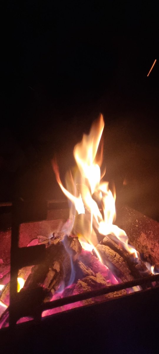 JannieSchuler's tweet image. Groot deel vd dorp sit sonder krag. Dan braai ons maar en probeer warm bly by die vuur.