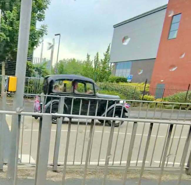 recon_images's tweet image. Capturing the charm of a classic London black cab against the modern backdrop of a UK cityscape. Loving the contrast!
#UKPhotography #LondonLife #ClassicCars #CityScapes #BritishCulture