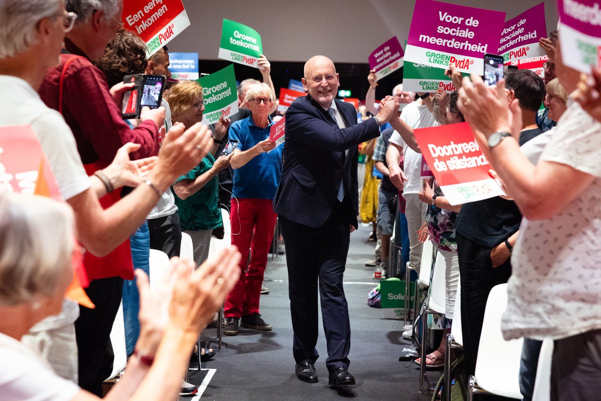 “Onze leden hebben aan heel Nederland laten zien wat het is om een ledenpartij te zijn. We hebben meningsverschillen, maar we laten elkaar niet los. We gaan niet met de rug naar elkaar toe staan. We gaan samen vooruit.”

- <a href="/F__Timmermans/">Frans Timmermans</a> #groenlinkspvdacongres #samenvooruit