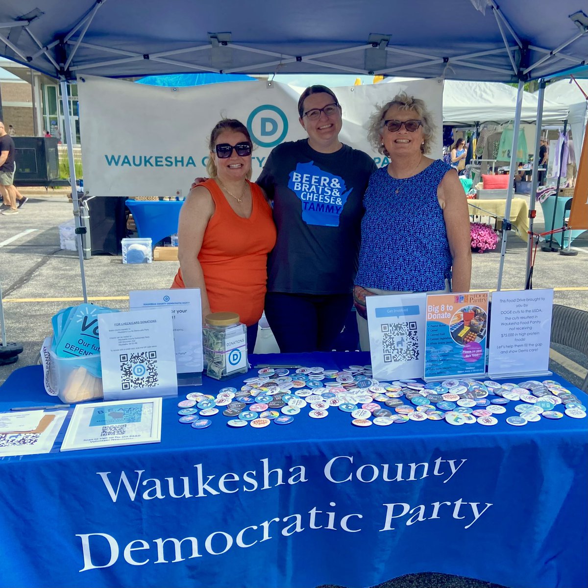 Volunteered with <a href="/Waukeshadems/">Waukesha County Dems🇺🇲</a> at the Brookfield farmers market this morning, and it is toasty today! 

Stay hydrated out there, and also keep talking to your friends and neighbors about the issues that matter. 

<a href="/WisDems/">Wisconsin Democrats</a>