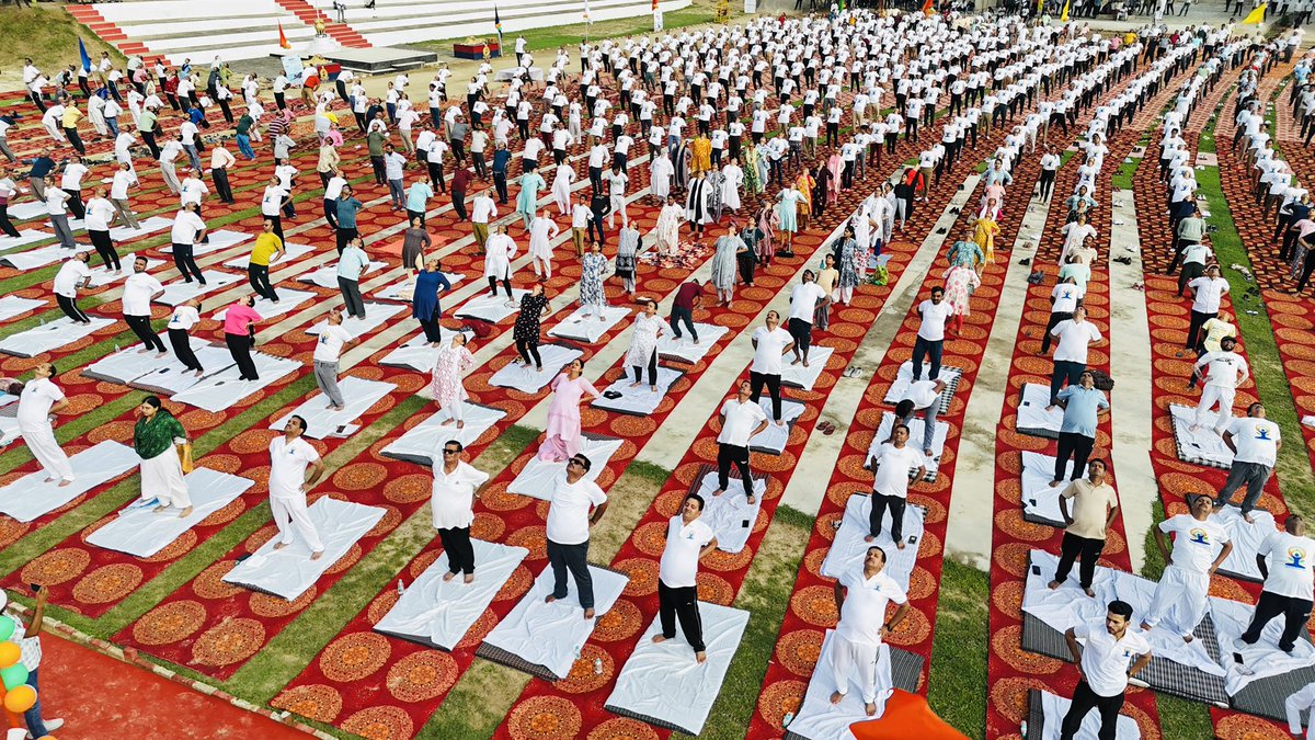 अंतर्राष्ट्रीय योग दिवस" के अवसर पर पुलिस लाइन ग्राउंड, कन्नौज में मा0 राज्य मंत्री (स्वoप्रo) श्री असीम अरूण जी सचिव चिकित्सा शिक्षा श्रीमती अपर्णा यू व जनप्रतिनिधिगण  एवं जनपदीय अधिकारी, कर्मचारीगण, छात्र-छात्राओं तथा जन सामान्य ने सामूहिक रूप से योगाभ्यास किया l <a href="/CMOfficeUP/">CM Office, GoUP</a>