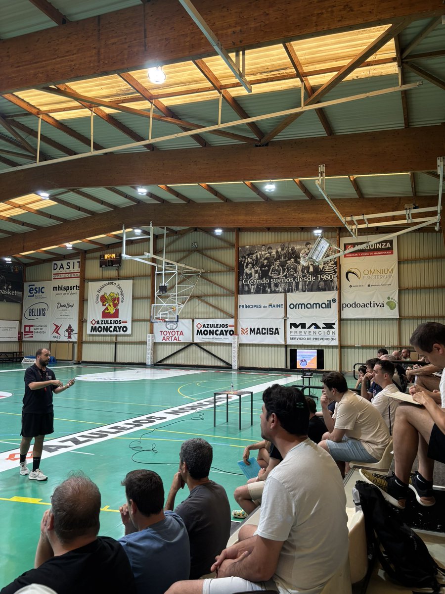 cdunibasket's tweet image. Hoy nuestro entrenador @_daniRubio ha dado una charla en el Clinic que organizaba @AAEEB_2022 en el día del entrenador aragonés, junto a Sergio Lamua y Nacho Juan. 

Seguro que los asistentes han aprendido y disfrutado de la experiencia. 

#somosunibasket 
#siempremás💪🏀♥️