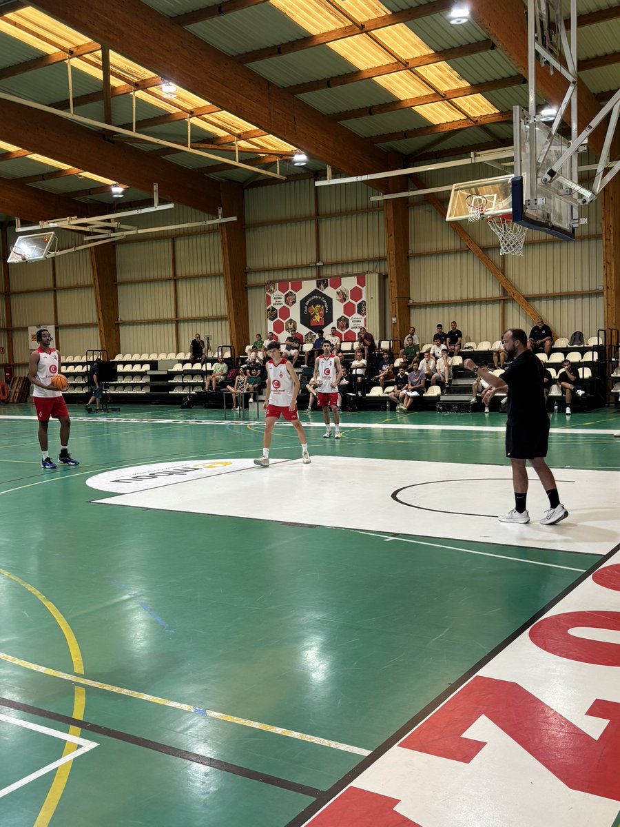 cdunibasket's tweet image. Hoy nuestro entrenador @_daniRubio ha dado una charla en el Clinic que organizaba @AAEEB_2022 en el día del entrenador aragonés, junto a Sergio Lamua y Nacho Juan. 

Seguro que los asistentes han aprendido y disfrutado de la experiencia. 

#somosunibasket 
#siempremás💪🏀♥️