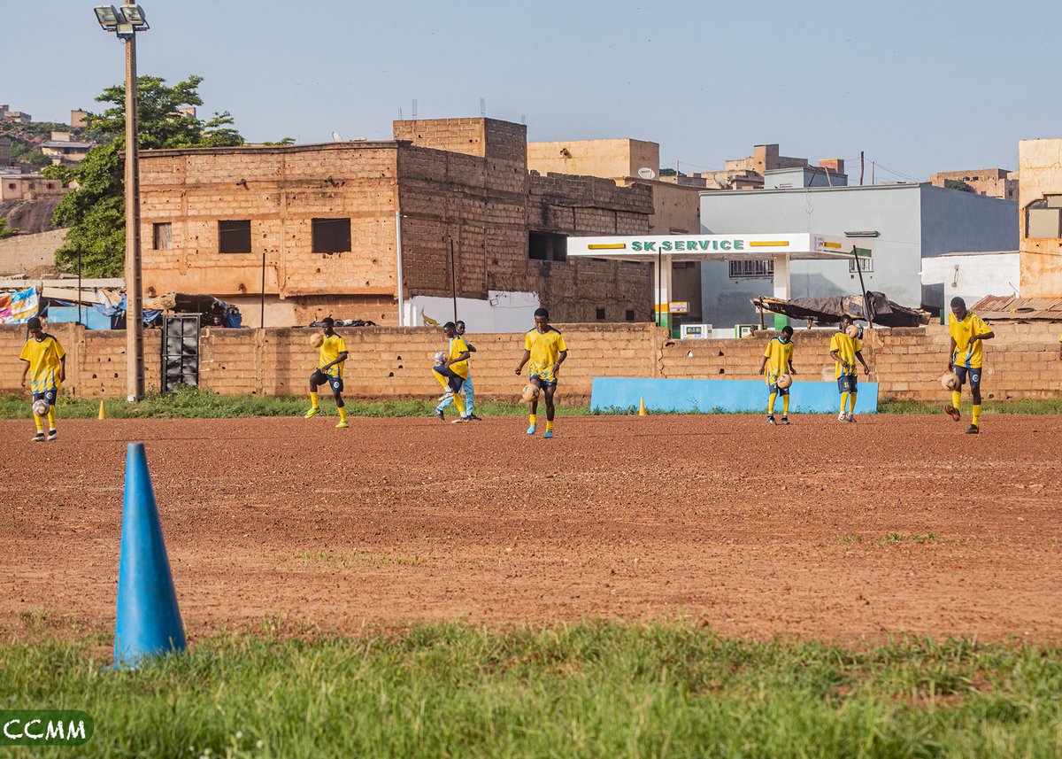 J'ai participé ce vendredi 20 juin à la cérémonie de relance des activités du centre Salif Keita, le premier centre de formation malien en football.

Salif Keita, l'un des plus grands footballeurs africains, lauréat du premier ballon d'or du continent, a lancé ce centre il y a 30