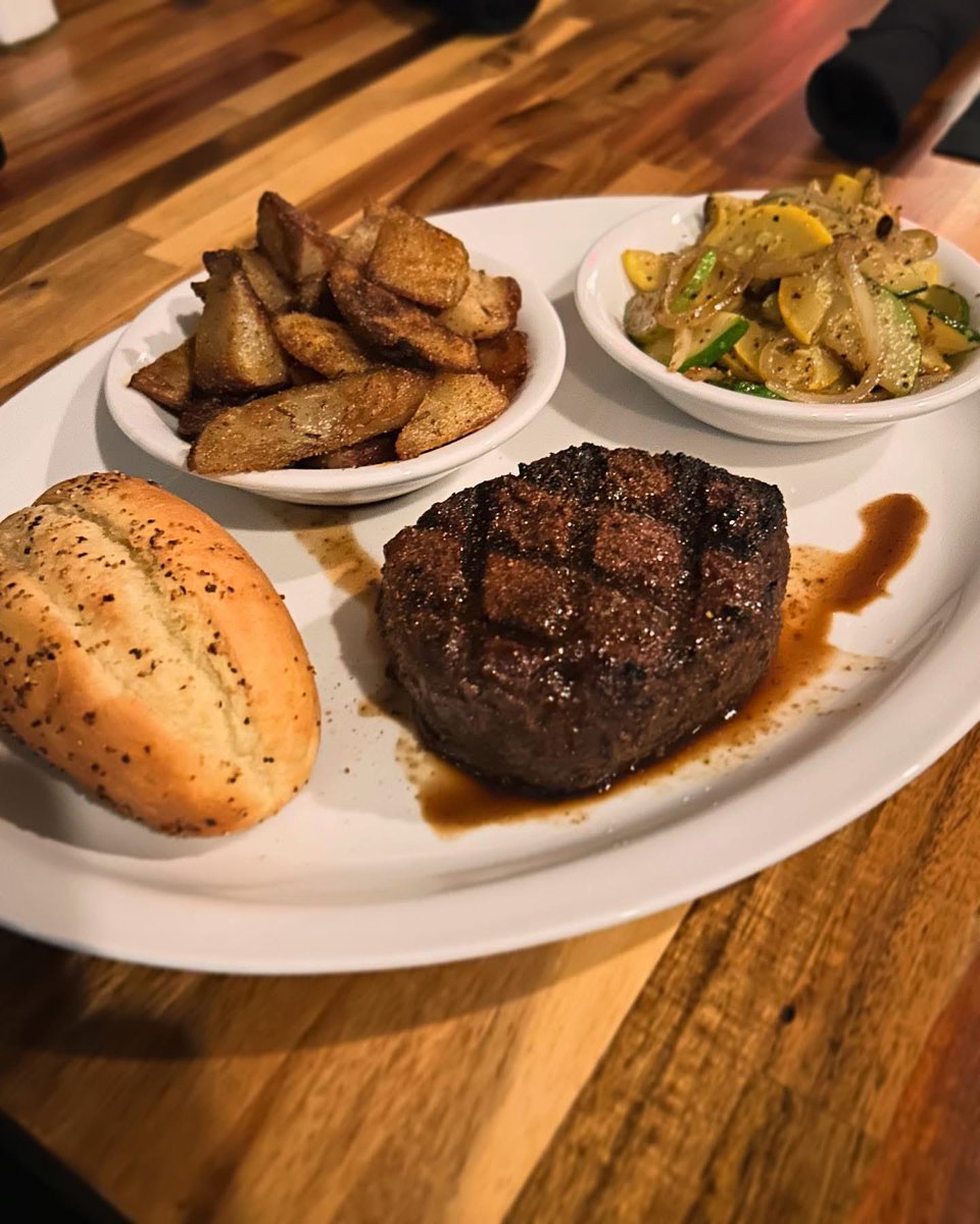 biges_2024's tweet image. 🔥 Saturday Special!
Porterhouse Pork Chop crusted w/ andouille, mushrooms & bleu cheese
🍑 Topped w/ Chilton County pickled peaches
👉 Served w/ your choice of side!
Come hungry — we’ve got more entrées, too! 🙌🍴