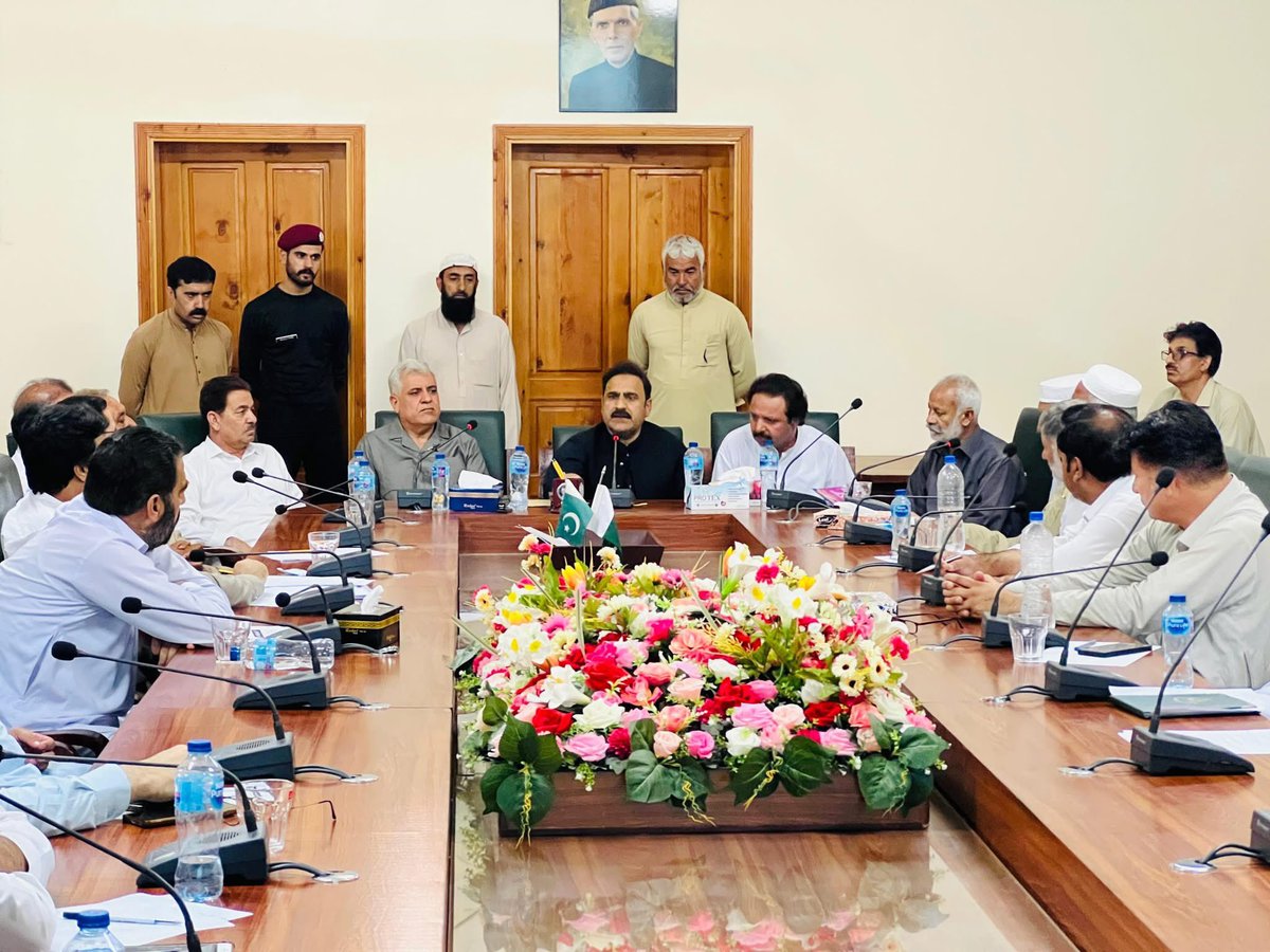 سیدو میڈیکل کالج سوات میں ایم ٹی آئی نظام کے حوالے سے عوامی جرگہ، اہم پیشرفت

سوات: سیدو میڈیکل کالج سوات میں آج ایم ٹی آئی (میڈیکل ٹیچنگ انسٹیٹیوشنز) ایکٹ کے نفاذ سے متعلق ایک اہم عوامی جرگہ منعقد ہوا، جو 4 جون 2025 کو پشاور میں ہونے والے اعلیٰ سطحی اجلاس کے تسلسل کا عملی مظہر