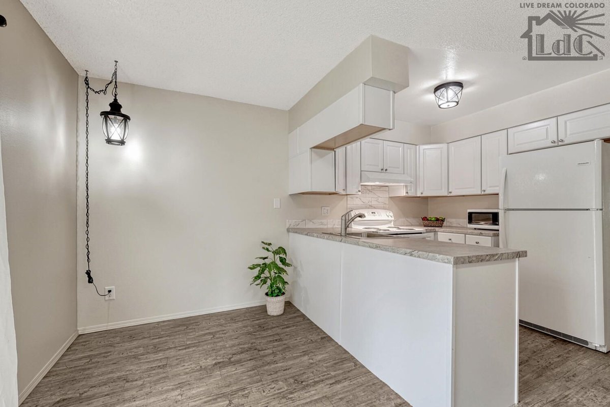 Make this remodeled Victoria Village townhouse yours!
livedreamcolorado.com/newly-remodele…
#ColoradoSpringsLiving #HouseHuntingColoradoSprings #ColoradoSpringsDreamHome #ListingsInCOSprings #CommunityLiving #HomeImprovements #RemodeledHome #NewKitchen #VaultedCeilings #Skylights #PalmerPark