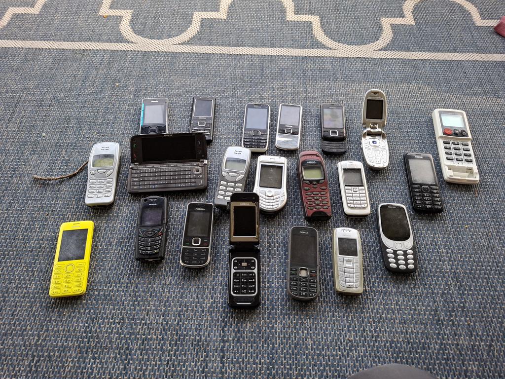 Mikä puhelin ei kuulu joukkoon? Onhan noita ollut.