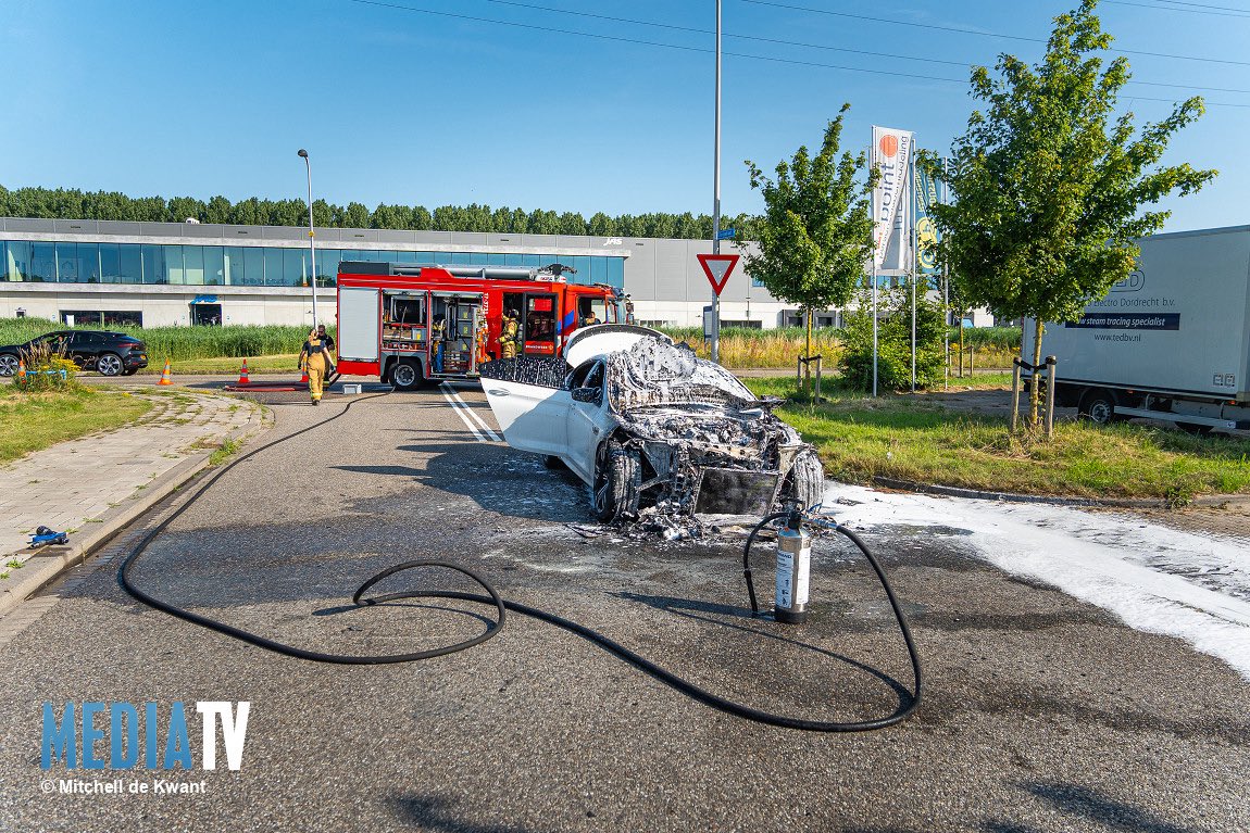 Auto in brand gevlogen op de Florijnstraat in Ridderkerk
