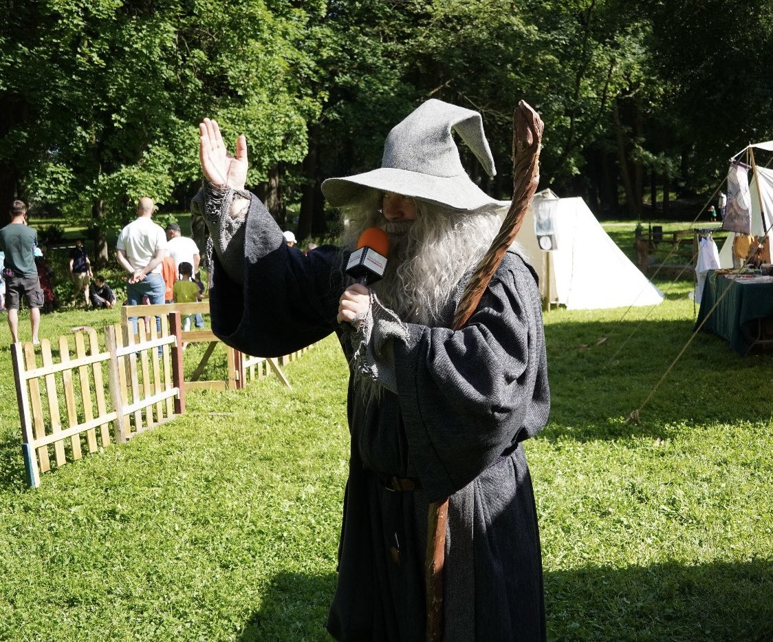 Z Gandalfem w rozmowie o czarach, marach i budowie nowej siedziby Mordoru w Suchej Beskidzkiej  🧙‍♂️ 👁️