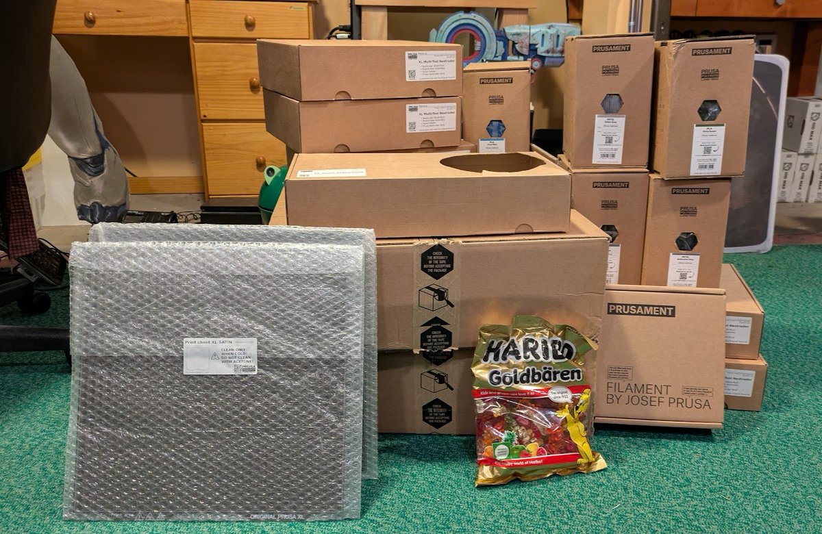 What have I done to myself?! My new Prusa XL multitool is going to be *interesting* to assemble, but I know it will be worth it. Time to hit the 120+ page assembly manual! (And, yes, the Haribo were included.)