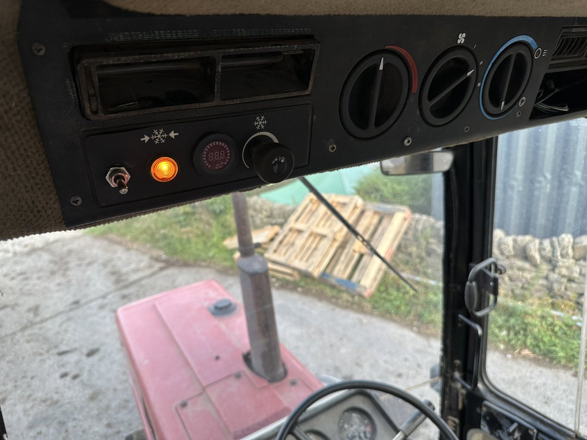 37 years old Tractor.

Made in Donny.

Air Con still working ❄️