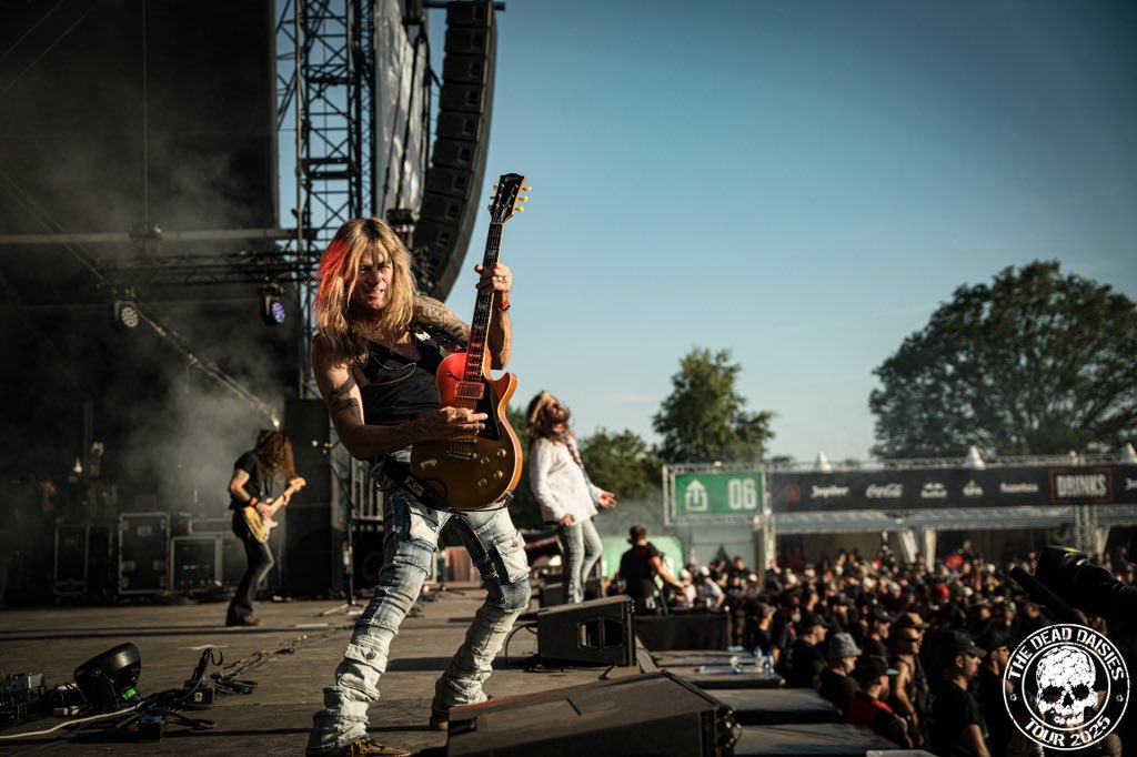 What a show! What a crowd 🔥🤘
.
.
.
.
.
.
.
.
.
#thedeaddaisies #rock #festival