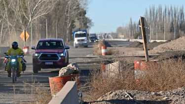 La pelea entre JSRN, el Kirchnerismo y LLA por las obras viales en Rio Negro es una tragedia para todos los que con nuestros impuestos les pagamos el sueldo.
Se hecha culpas sin aportan soluciones.
Las obras no están, unos se la chorearon, otros metieron un amparo, otros no