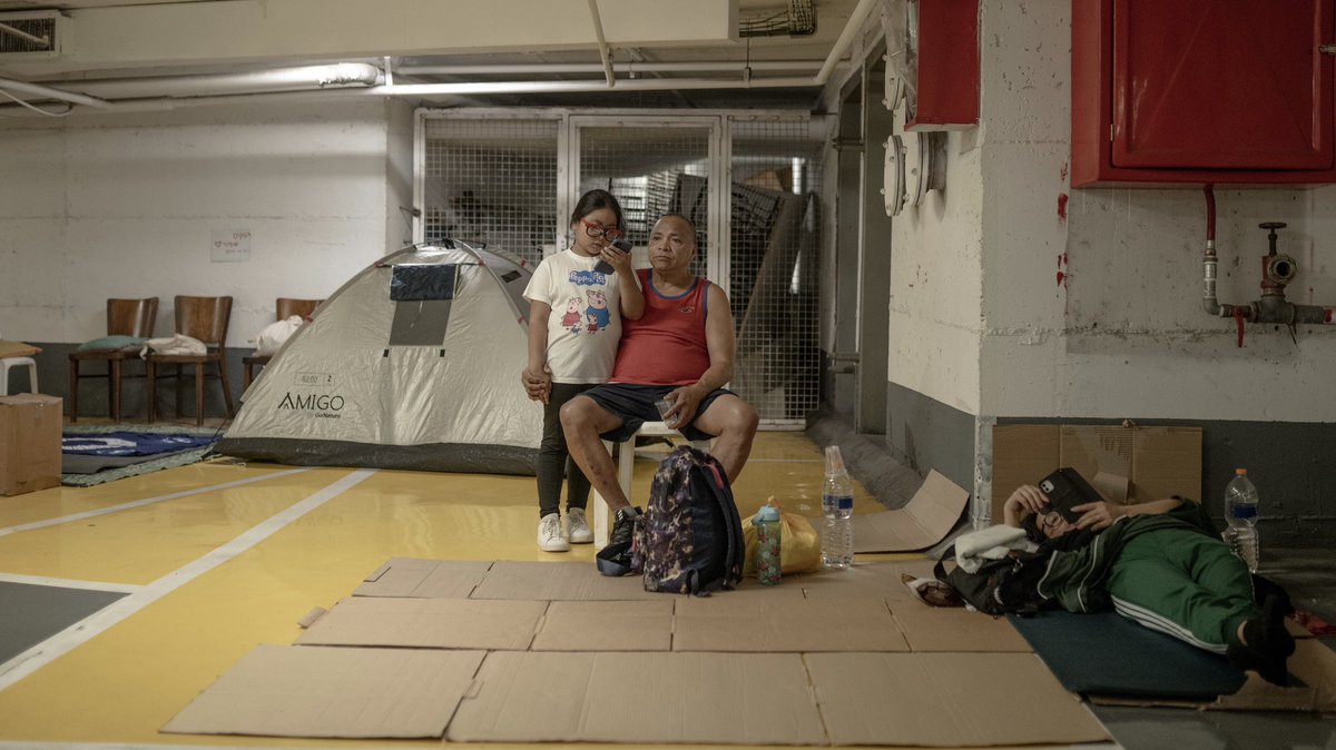 הלילות האחרונים בתל אביב
——
מתחת לרחובות הריקים ולשקט המדומה, חניונים ותחנות רכבת הפכו למקלטים זמניים.
במהלך מתקפת הטילים האיראנית, הם נפתחו ללינה- מרחבים מוגנים עבור מי שנשאר ללא מקלט.