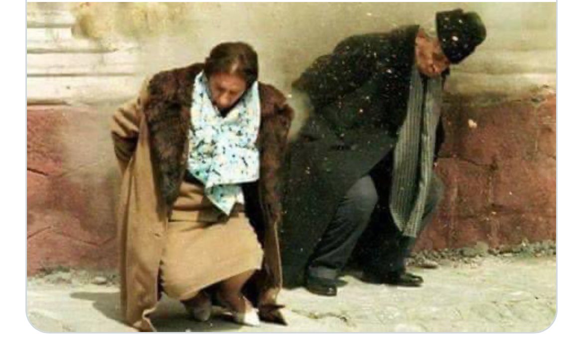 هذه الصورة هي ل إعدام الطاغية رئيس رومانيا تشاوشيسكو  و زوجته وسط حشد من الجماهير في محاكمة استغرقت اقل من ساعتين 

#العدالة_الانتقالية لا تحتاج الكثير من المثالية.. 

ناشطي النكد السياسي مواليد كندا 🍁 مهمتهم هي قتل فرحة الشعب ب اعتقال فرد من عائلة تسلطت على رقاب السوريين