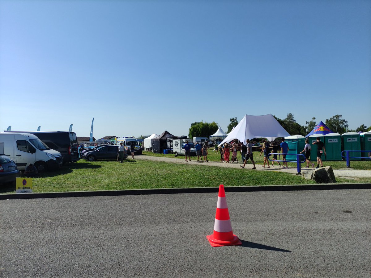 Cet aprem 👍,il y a avait une course de vélo puis a pied ,ils sont foud ces Français courir sous cette chaleur