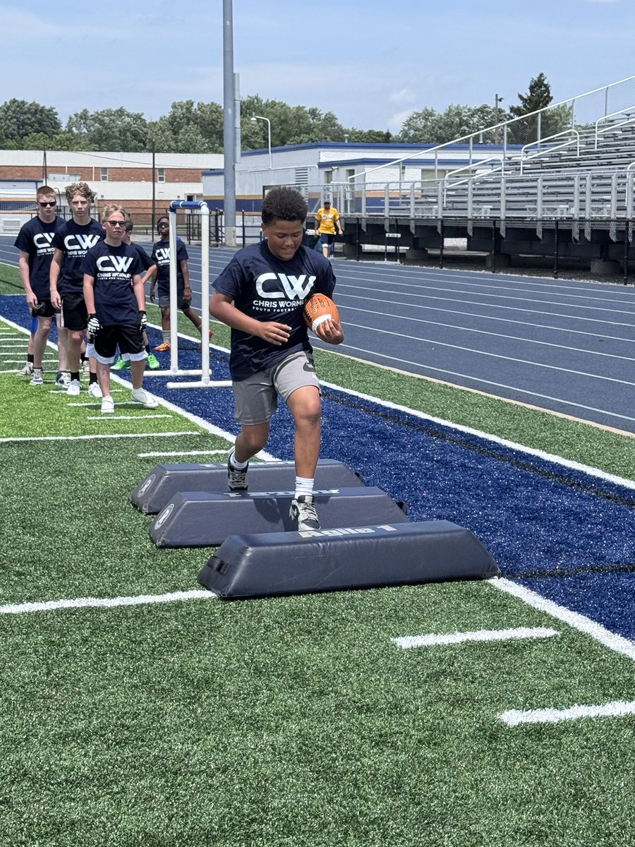 Chris Wormley Older Session is underway! Shoutout to Whitmer Football (players and coaches) for running the BEST camp in town, even in raging hot temps. Their dedication showed 100%! 

And THANK YOU CHRIS! Your heart for your home is obvious and inspiring. 💙💛