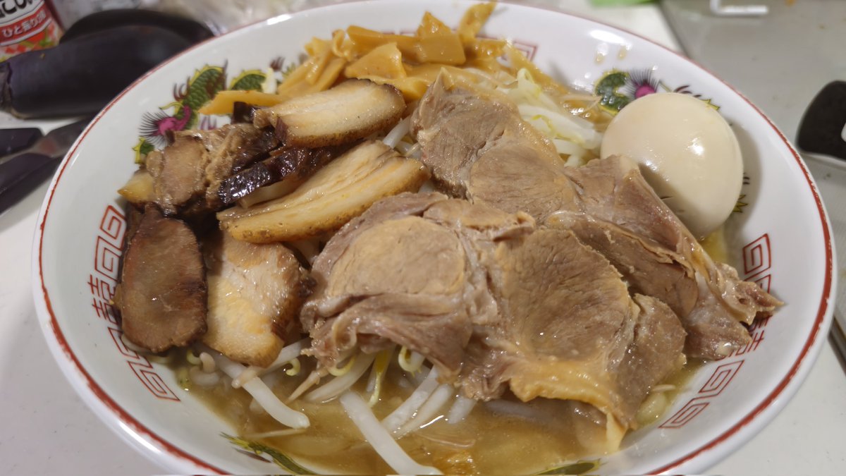 Katsu_karasu's tweet image. ひさしぶりにおうちで冷凍ラーメン。
二郎系をチョイス。
チャーシュー、メンマ、煮玉子、もやし追加しました。

#ヌードルツアーズ
#くろとん