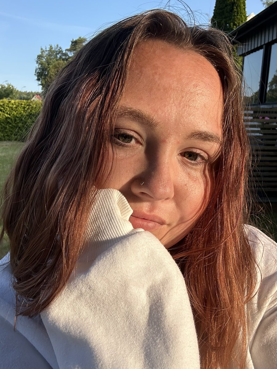 20:14 - Hela området är knäpptyst. Solen lyser som finast  och fåglarna är det enda som hörs
Här ska jag sitta i min tystnad resten av kvällen. Bara lyssna på fåglarna, andas, reflektera och vara tacksam. Tacksam över livet.