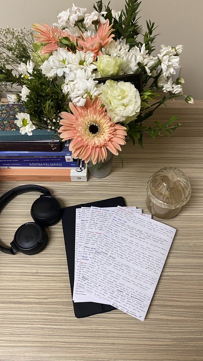 Mezuniyet çiçeklerimle ders çalışmak…
If you know you know
The bestttt