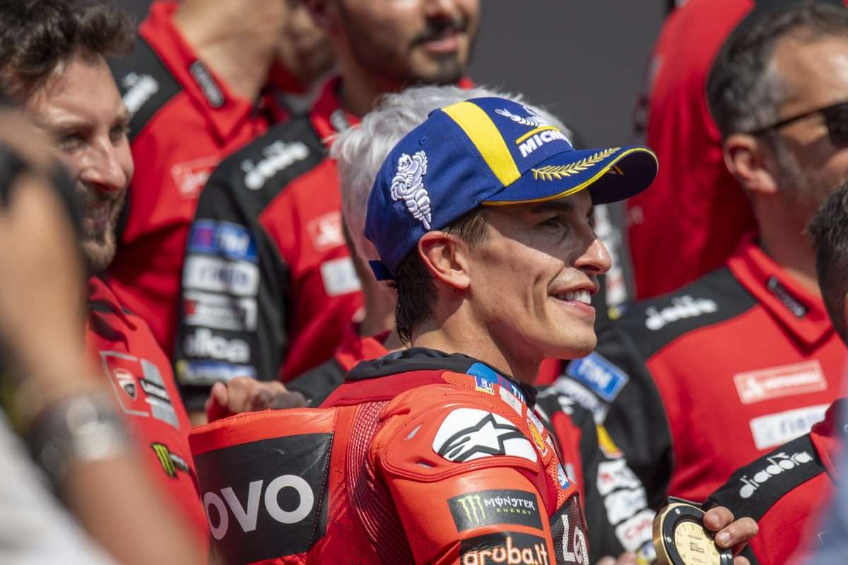 Giornale_Motori's tweet image. Mugello, fischi a Marc Marquez: Tardozzi esplode contro il pubblico.: MUGELLO – Ancora una volta, il pubblico italiano ha fatto sentire forte e chiaro il proprio dissenso verso Marc Marquez. Non sono bastati i colori rosso Ducati e nemmeno la… dlvr.it/TLTq5F #MotoGP