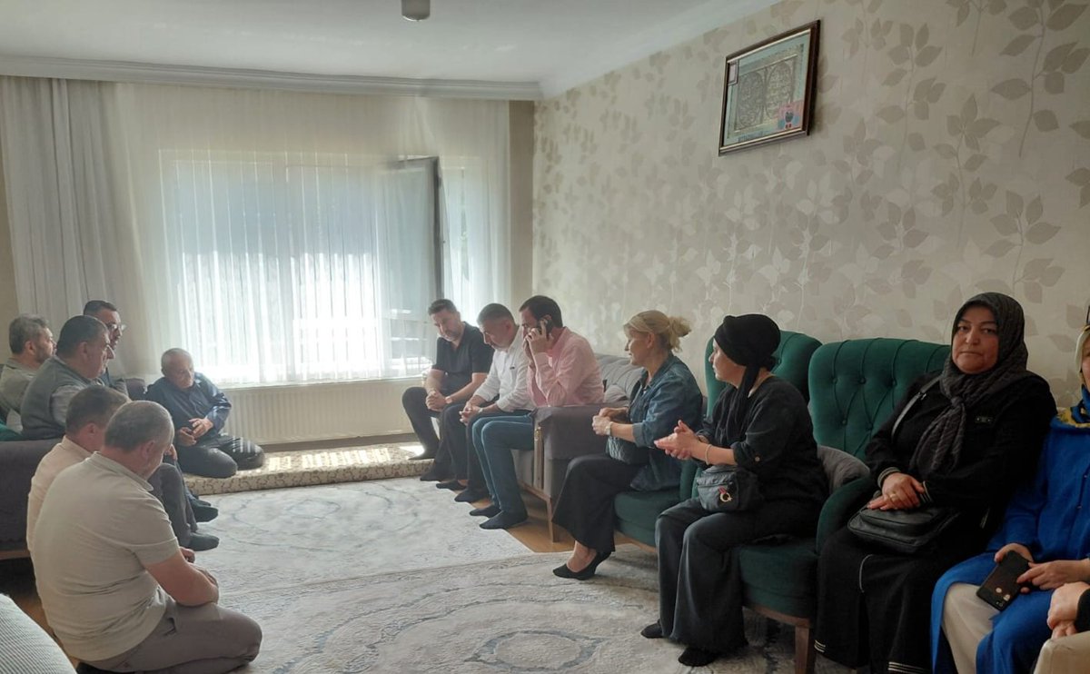 📍 Kamil Ocak

İlçe Başkanımız Sayın Kadir Karapınar, İlçe Teşkilat Başkanımız Sayın Gökay Özcan, Belediye Meclis Üyemiz Sayın Ramazan Karagöz ve Kamil Ocak Mahalle Başkanımız Sayın Sevim Gümüş ile birlikte yakın zamanda ahirete irtihal eden teşkilat mensubumuz Kadir Uzuntepe'nin